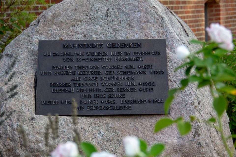 Gedenkstein an der Immanuelkirche, Gross Schoenebeck, Foto: ScottyScout